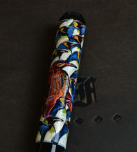 Load image into Gallery viewer, The Franklin-Christoph 40M - A.A. Vacharat - Pesto Penguin pen evokes Sea Life Melbourne Aquarium vibes on a dark surface.