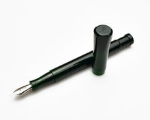 Load image into Gallery viewer, The Franklin-Christoph Model 50 Grandis Fountain Pen in solid emerald acrylic stands capped on a white surface.
