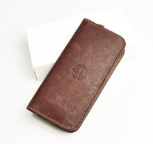 Load image into Gallery viewer, Franklin-Christoph 4 Nib Case: brown leather wallet-style with embossed circle, perfect for storing nibs safely.