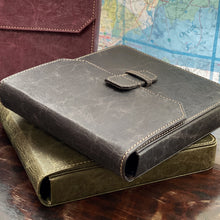 Load image into Gallery viewer, Three leather journals stacked, Franklin-Christoph New Penvelope 6 NWF beside them, map in the background.